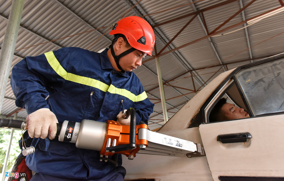 Khổ luyện leo thang, đu dây cứu hộ nạn nhân